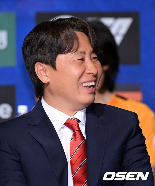 [OSEN=지형준 기자] 13일 오전 서울 서대문구 홍은동 스위스그랜드호텔 그랜드볼룸에서 K리그1 개막 미디어데이가 열렸다.이날 K리그1 8개 팀(강원, 김천, 서울, 수원FC, 제주, 대전, 대구, 안양) 감독과 대표 선수가 참석해 올 시즌을 앞둔 각오를 밝혔다. 2024-2025 ACL에 나서는 K리그1 4개 팀(울산, 포항, 광주, 전북)은 ACL 경기 일정으로 인해 이번 개막 미디어데이에 참석하지 않고 지난 5일 별도 미디어데이를 가졌다.FC 서울 김기동 감독이 간담회를 하며 미소짓고 있다. 2025.02.13 /jpnews@osen.co.kr
