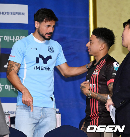 [OSEN=지형준 기자] 13일 오전 서울 서대문구 홍은동 스위스그랜드호텔 그랜드볼룸에서 K리그1 개막 미디어데이가 열렸다.이날 K리그1 8개 팀(강원, 김천, 서울, 수원FC, 제주, 대전, 대구, 안양) 감독과 대표 선수가 참석해 올 시즌을 앞둔 각오를 밝혔다. 2024-2025 ACL에 나서는 K리그1 4개 팀(울산, 포항, 광주, 전북)은 ACL 경기 일정으로 인해 이번 개막 미디어데이에 참석하지 않고 지난 5일 별도 미디어데이를 가졌다.대구 FC 세징야, FC 서울 린가드가 이야기를 나누고 있다. 2025.02.13 /jpnews@osen.co.kr