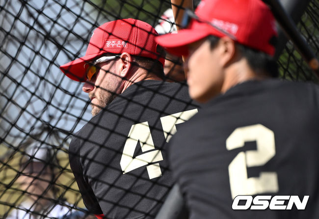 [OSEN=어바인(미국), 이대선 기자] 11일(한국시간) 미국 캘리포니아주 어바인 그레이트파크 베이스볼 컴플렉스에서 KIA 타이거즈의 1차 스프링캠프가 진행됐다.KIA 선수단은 오는 18일 미국에서 출발해 19일 인천으로 입국한 뒤 20일에 일본 오키나와로 건너가 21일부터 3월 4일까지 킨 구장에서 본격적인 실전을 치른다.KIA 패트릭 위즈덤이 타격 훈련을 하고 있다. 2025.02.11 / sunday@osen.co.kr