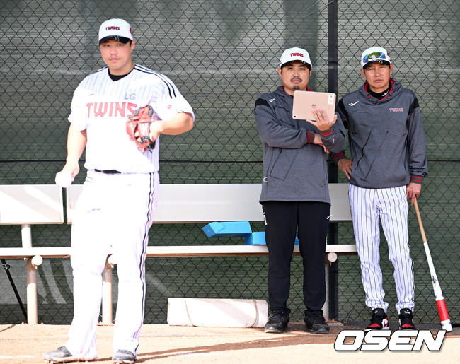 [OSEN=애리조나(미국), 이대선 기자] 15일(한국시간) 미국 애리조나주 스코츠데일 인디언스쿨 파크 베이스볼필드에서 LG 트윈스의 1차 스프링캠프가 진행됐다.미국 스프링캠프를 마친 LG는 오는 2월 24일 일본 오키나와에서 2차 스프링캠프를 펼칠 예정이다.LG 염경엽 감독이 불펜 피칭하는 선수들을 바라보고 있다. 2025.02.15 / sunday@osen.co.kr