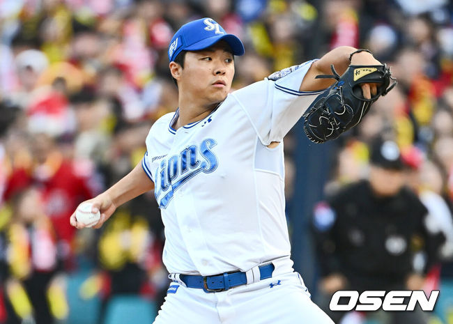 [OSEN=대구, 이석우 기자] 26일 대구 삼성라이온즈파크에서 2024 신한 SOL뱅크 KBO 포스트시즌 한국시리즈 삼성 라이온즈와 KIA 타이거즈의 4차전 경기가 열렸다. 홈팀 삼성은 원태인, 방문팀 KIA는 네일을 선발 투수로 내세웠다.삼성 라이온즈 김윤수가 역투하고 있다. 2024.10.26 / foto0307@osen.co.kr