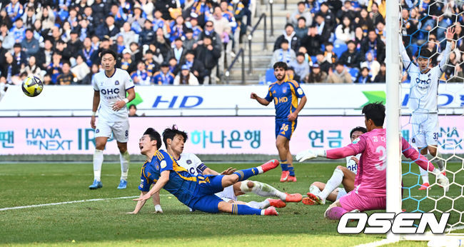 [OSEN=울산, 이석우 기자] 16일 울산 문수축구경기장에서 하나은행 K리그1 2025 울산 HD와 FC 안양의 경기가 열렸다.  디펜딩 챔피언 울산 HD와 무려 11년 만에 K리그1 무대로 진출한 FC 안양이 드디어 맞붙는다! 챔피언의 자존심과 승격팀의 패기, 과연 이 대결의 승자는 누가 될 것인지 궁금하다.울산 HD 엄원상이 FC안양 이창용과 볼을 다투고 있다. 2025.02.16 / foto0307@osen.co.kr