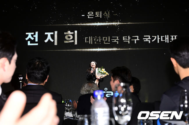 [OSEN=지형준 기자] 14일 오후 서울 동대문구 JW메리어트 동대문 스퀘어 서울호텔에서 '대한탁구협회(KTTA) 어워즈 2025’가 열렸다.이날 신유빈이 2년 연속 MVP를 수상했다. 은퇴를 선언한 전지희는 감사패를 받았다.은퇴식을 갖는 전지희가 인사말을 하고 있다. 2025.02.14 /jpnews@osen.co.kr