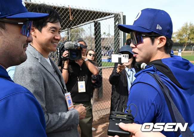 [OSEN=애리조나(미국), 이대선 기자] 17일(한국시간) 미국 애리조나주 글렌데일 캐멀백 랜치에서 2025 메이저리그 LA 다저스의 스프링캠프가 진행됐다.김혜성은 다저스와 최대 3+2년 2200만 달러(약 320억원) 계약에 합의하며 메이저리그 진출에 성공했다.LA 다저스 김혜성이 일본 취재진 질문에 답을 하고 있다. 2025.02.17 / sunday@osen.co.kr