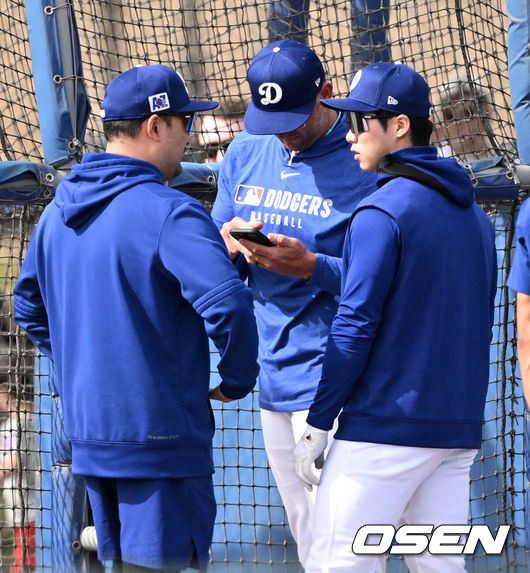 [OSEN=애리조나(미국), 이대선 기자] 17일(한국시간) 미국 애리조나주 글렌데일 캐멀백 랜치에서 2025 메이저리그 LA 다저스의 스프링캠프가 진행됐다.김혜성은 다저스와 최대 3+2년 2200만 달러(약 320억원) 계약에 합의하며 메이저리그 진출에 성공했다.LA 다저스 김혜성이 타격 코치와 이야기를 나누고 있다. 2025.02.17 / sunday@osen.co.kr