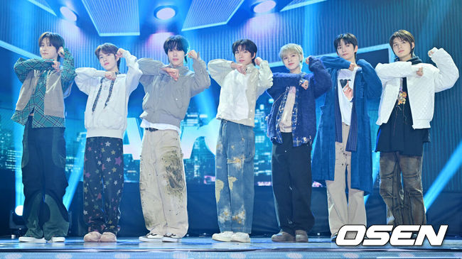 [OSEN=민경훈 기자] 18일 오후 서울 마포구 SBS프리즘타워 공개홀에서 그룹 아크(ARrC) 미니 2집 'nu kidz: out the box(뉴 키즈: 아웃 더 박스)'발매 기념 미디어 쇼케이스가 열렸다. 아크(앤디, 최한, 도하, 현민, 지빈, 끼엔, 리오토)는 미니 1집 발매 이후 약 6개월 만에 내놓는 이번 앨범으로 힙하고 자유분방한 바이브를 전한다.아크가 무대 위에서 포즈를 취하고 있다. 2025.02.18 / rumi@osen.co.kr