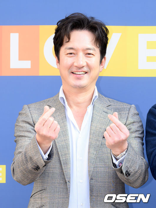 [OSEN=이대선 기자] 배우 정준호, 권상우, 이이경이 22일 서울 목동 SBS에서 진행된 SBS파워FM ‘두시탈출 컬투쇼’ 에 출연했다.‘히트맨2’는 대히트 흥행 작가에서 순식간에 ‘뇌절작가’로 전락한 ‘준’(권상우 분)이 야심 차게 선보인 신작 웹툰을 모방한 테러가 발생하고, 하루아침에 범인으로 몰리면서 벌어지는 코믹 액션 영화로 오는 22일 개봉.정준호가 방송국으로 향하며 포즈를 취하고 있다. 2025.01.22 /sunday@osen.co.kr