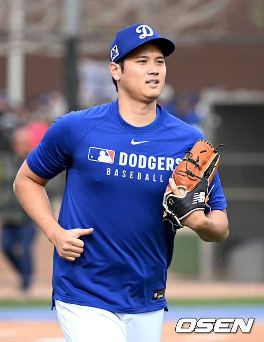 [OSEN=애리조나(미국), 이대선 기자] 18일(한국시간) 미국 애리조나주 글렌데일 캐멀백 랜치에서 2025 메이저리그 LA 다저스의 스프링캠프가 진행됐다.김혜성은 다저스와 최대 3+2년 2200만 달러(약 320억원) 계약에 합의하며 메이저리그 진출에 성공했다.LA 다저스 오타니 쇼헤이가 훈련장을 이동하고 있다. 2025.02.18 / 