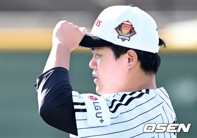 [OSEN=애리조나(미국), 이대선 기자] 14일(한국시간) 미국 애리조나주 스코츠데일 인디언스쿨 파크 베이스볼필드에서 LG 트윈스의 1차 스프링캠프가 진행됐다.미국 스프링캠프를 마친 LG는 오는 2월 24일 일본 오키나와에서 2차 스프링캠프를 펼칠 예정이다.LG 장현식이 캐치볼을 하고 있다. 2025.02.14 / 