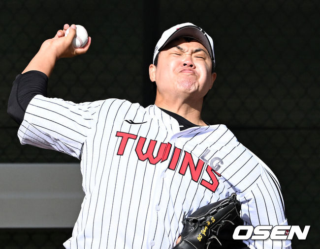 [OSEN=애리조나(미국), 이대선 기자] 15일(한국시간) 미국 애리조나주 스코츠데일 인디언스쿨 파크 베이스볼필드에서 LG 트윈스의 1차 스프링캠프가 진행됐다.미국 스프링캠프를 마친 LG는 오는 2월 24일 일본 오키나와에서 2차 스프링캠프를 펼칠 예정이다.LG 장현식이 불펜 피칭을 하고 있다. 2025.02.15 / sunday@osen.co.kr