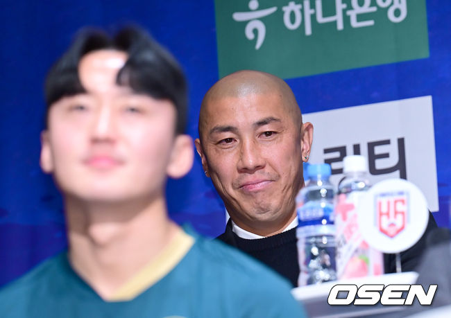 [OSEN=김성락 기자] 19일 오후 서울 마포구 상암 누리꿈스퀘어에서  2025 K리그2 개막 미디어데이 행사가 열렸다. 행사에는 올 시즌 K리그2에 참가하는 14개 팀 감독과 대표 선수가 참석, 1부 승격을 향한 각오를 밝힌다. 화성 차두리 감독이 미소짓고 있다. 2025.02.19 / ksl0919@osen.co.kr  