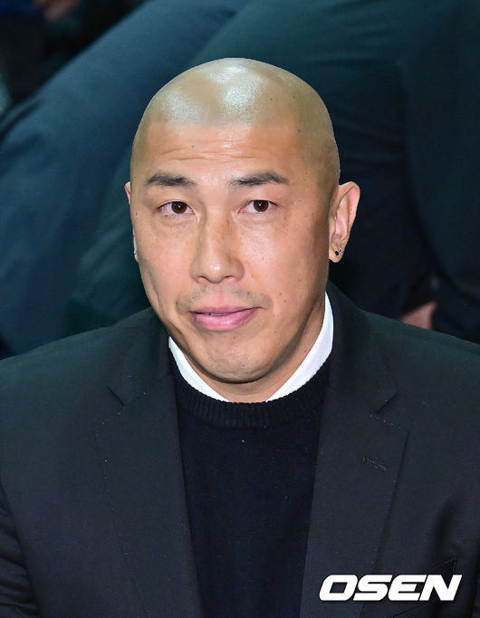 [OSEN=김성락 기자] 19일 오후 서울 마포구 상암 누리꿈스퀘어에서  K리그2 개막 미디어데이 행사가 열렸다. 행사에는 올 시즌 K리그2에 참가하는 14개 팀 감독과 대표 선수가 참석, 1부 승격을 향한 각오를 밝힌다. 화성 차두리 감독이 취재진과 인터뷰를 진행하고 있다. 2025.02.19 / ksl0919@osen.co.kr  