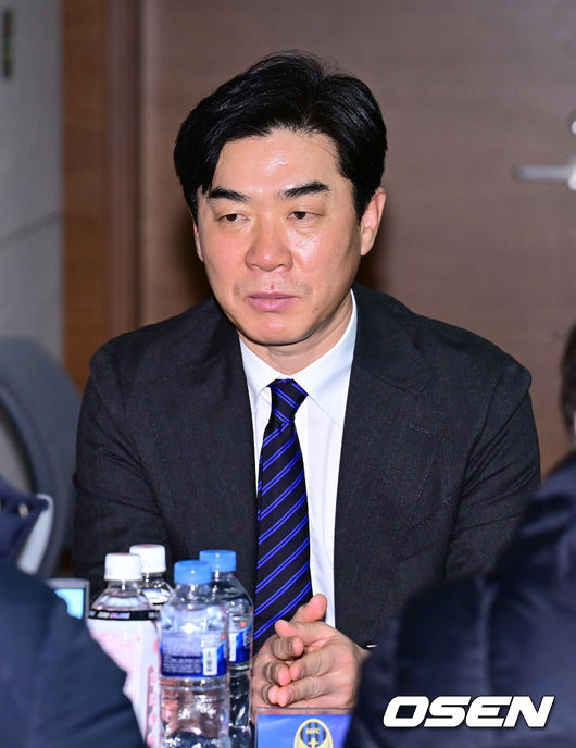 [OSEN=김성락 기자] 19일 오후 서울 마포구 상암 누리꿈스퀘어에서  2025 K리그2 개막 미디어데이 행사가 열렸다. 행사에는 올 시즌 K리그2에 참가하는 14개 팀 감독과 대표 선수가 참석, 1부 승격을 향한 각오를 밝힌다. 인천 윤정환 감독이 취재진과 인터뷰를 진행하고 있다. 2025.02.19 / ksl0919@osen.co.kr  