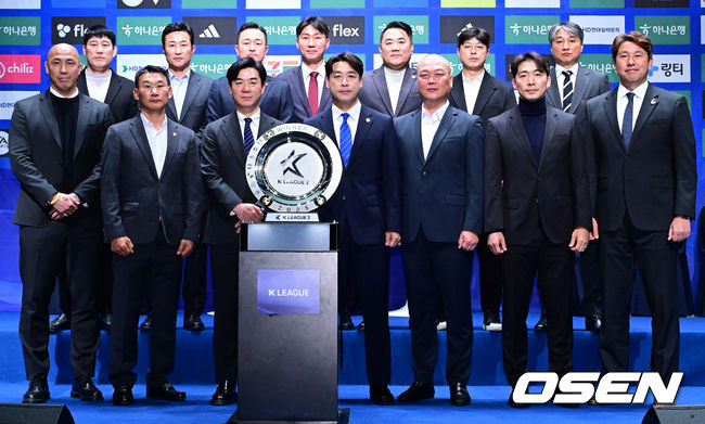 [OSEN=김성락 기자] 19일 오후 서울 마포구 상암 누리꿈스퀘어에서  2025 K리그2 개막 미디어데이 행사가 열렸다. 행사에는 올 시즌 K리그2에 참가하는 14개 팀 감독과 대표 선수가 참석, 1부 승격을 향한 각오를 밝힌다. K리그2 14개 팀 대표 감독들이 기념촬영을 하고 있다. 2025.02.19 / ksl0919@osen.co.kr  