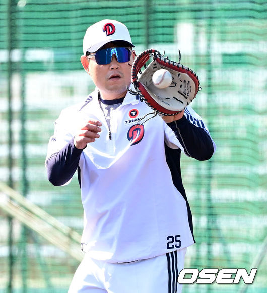 [OSEN=미야자키(일본), 지형준 기자] 20일 일본 미야자키 히나타 히무카 스타디움에서 두산 베어스 2차 스프링캠프 2일차 훈련이 진행됐다. 지난 18일 2차 스프링캠프지인 일본 미야자키로 출국한 두산은 '구춘 대회' 포함 7차례 연습경기를 치를 예정이다.두산 양의지가 캐치볼을 마치고 미소짓고 있다. 2025.02.20 /jpnews@osen.co.kr