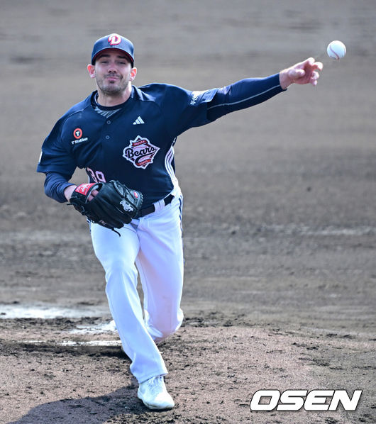 [OSEN=미야자키(일본), 지형준 기자] 22일 일본 미야자키 니치난시 난고 스타디움에서 두산 베어스가 일본프로야구 세이부 라이온스와 두 번째 연습경기를 가졌다.이날 두산이 5-4로 승리하며 연습경기 첫 승을 거뒀다.1회 두산 선발 잭 로그가 역투하고 있다 2025.02.22 /jpnews@osen.co.kr