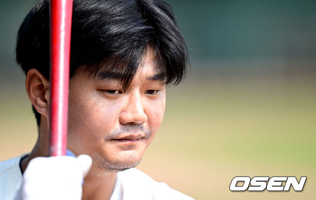 [OSEN=타이난(대만), 최규한 기자] 프로야구 롯데 자이언츠가 18일(한국시간) 대만 타이난 아시아-태평양 국제야구센터에서 진행된 2025 시즌 스프링캠프에서 구슬땀을 흘렸다. 이날 롯데는 대만 프로야구팀 중신 브라더스와 연습경기를 가졌다.경기를 앞두고 롯데 손호영이 몸을 풀고 있다. 2025.02.18 / dreamer@osen.co.kr