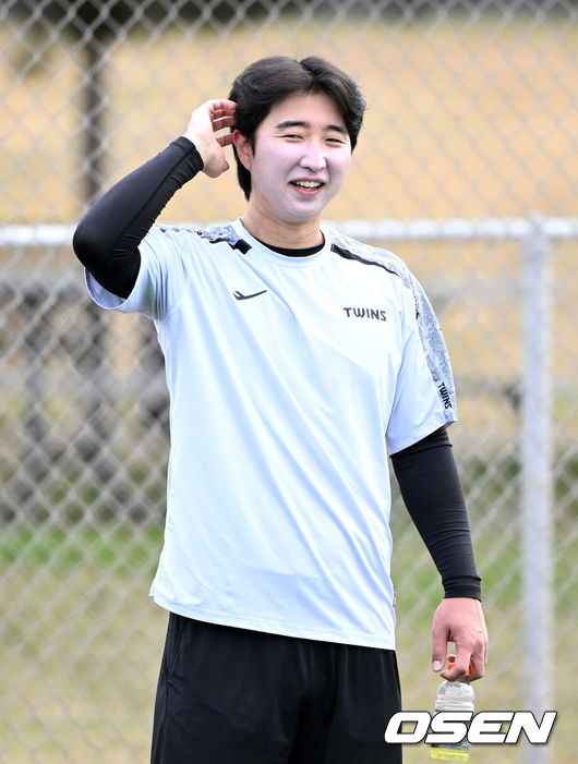 [OSEN=애리조나(미국), 이대선 기자] 15일(한국시간) 미국 애리조나주 스코츠데일 인디언스쿨 파크 베이스볼필드에서 LG 트윈스의 1차 스프링캠프가 진행됐다.미국 스프링캠프를 마친 LG는 오는 2월 24일 일본 오키나와에서 2차 스프링캠프를 펼칠 예정이다.LG 최채흥이 훈련 중 미소를 짓고 있다. 2025.02.15 / sunday@osen.co.kr