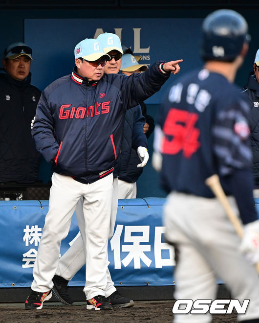 [OSEN=미야자키(일본), 지형준 기자] 프로야구 롯데 자이언츠가 2차 스프링캠프 첫 평가전에서 역전패 쓴맛을 봤다. 김태형 감독이 이끄는 롯데 자이언츠는 23일 일본 미야자키현 이치난시 난고스타디움에서 열린 일본프로야구 세이부 라이온스와 2차 스프링캠프 첫 연습경기에서 5-6 역전패를 당했다. 세이부 라이온스는 전날 같은 장소에서 펼쳐진 두산 베어스에게 4-5로 패했다. 9회 롯데 김태형 감독이 선수 교체를 지시하고 있다. 2025.02.23 /jpnews@osen.co.kr