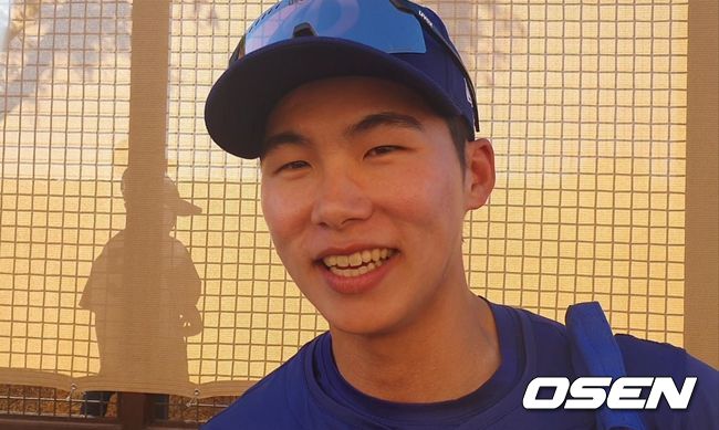 [OSEN=글렌데일(미국), 한용섭 기자] LA 다저스 김혜성이 24일(이하 한국시간) 미국 애리조나주 글렌데일 캐멀백 랜치에서 샌디에이고 파드리스와 2025 메이저리그 시범경기에서 첫 안타를 기록하고 중견수 수비까지 해냈다. 경기 후 김혜성이 인터뷰 도중 미소짓고 있다. /orange@osen.co.kr