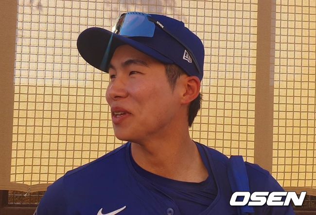 [OSEN=글렌데일(미국), 한용섭 기자] LA 다저스 김혜성이 24일(이하 한국시간) 미국 애리조나주 글렌데일 캐멀백 랜치에서 샌디에이고 파드리스와 2025 메이저리그 시범경기에서 첫 안타를 기록하고 중견수 수비까지 해냈다. 경기 후 김혜성이 첫 안타를 축하하자 쑥스럽게 웃고 있다. /orange@osen.co.kr
