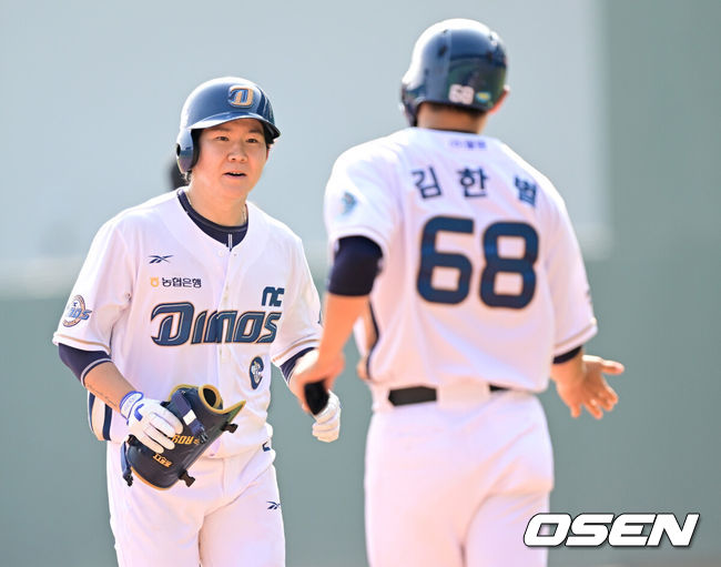 [OSEN=타이난(대만), 최규한 기자] 프로야구 NC 다이노스가 24일(한국시간) 대만 타이난 아시아-태평양 국제야구센터에 대만 프로야구팀 타이강 호크스와 연습경기를 가졌다.NC CAMP 2 타이난은 총 41명의 선수가 참여한다. 내달 4일까지 대만프로야구(CPBL) 팀들과 8경기 평가전을 통해 실전 감각을 끌어올릴 예정이다.5회말 2사 1루 상황 NC 박민우가 추격의 우중간 1타점 2루타를 날리고 김한별과 교체되고 있다. 2025.02.24 / dreamer@osen.co.kr