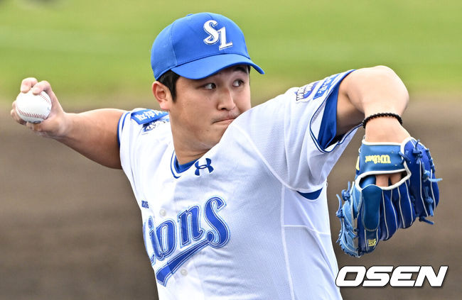 [OSEN=오키나와(일본), 조은정 기자] 프로야구 삼성 라이온즈가 KBO리그 팀과의 첫 연습경기에서 승리했다. 삼성은 25일 일본 오키나와현 아카마 구장에서 열린 SSG 랜더스와의 연습경기에서 5-0 승리를 거뒀다. 3회초 삼성 최원태가 역투하고 있다. 2025.02.25 /cej@osen.co.kr
