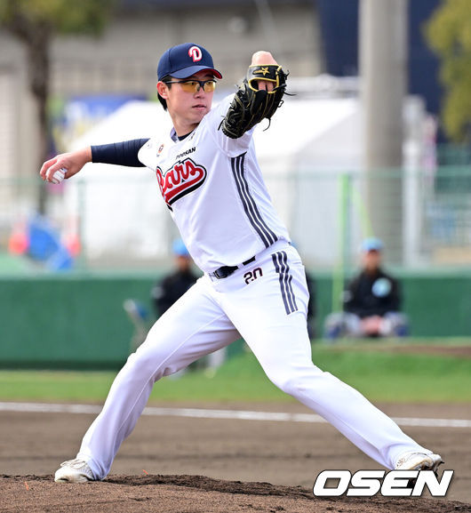 [OSEN=미야자키(일본), 지형준 기자] 21일 일본 미야자키 기요타케 스포츠파크 2구장에서 두산 베어스가 일본 실업팀 세가사미와 스프링캠프 첫 연습경기를 가졌다. 이날 경기에서 두산은 1-8로 완패했다.두산 김유성이 역투하고 있다. 2025.02.21 /jpnews@osen.co.kr