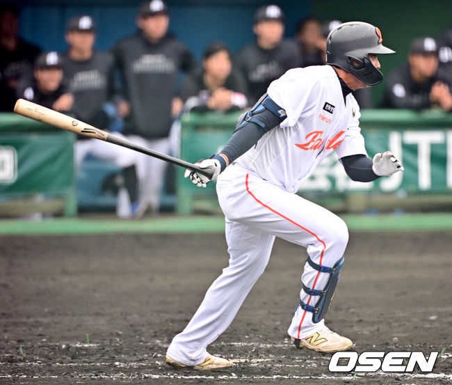 [OSEN=오키나와(일본), 조은정 기자] 한화 이글스가 23일(한국시간) 일본 오키나와 오키나와 니시자키 야구장에서 일본프로야구 구단 지바 롯데 마린스와 연습경기를 가졌다.한화는 22일 훈련을 시작으로 8차례 연습경기를 치른 뒤 내달 4일 귀국한다.8회초 2사 1,2루 한화 임종찬이 적시타를 날리고 있다. 2025.02.23 /cej@osen.co.kr