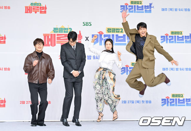 [OSEN=박준형 기자]  27일 목동 SBS 사옥에서 SBS ‘정글밥2 - 페루밥, 카리브밥(이하 '정글밥2')’ 제작발표회가 진행됐다. 오는 27일 첫 방송되는 SBS 새 예능프로그램 '정글밥2 - 페루밥, 카리브밥'은 미지의 정글에서 직접 캐고 잡고 요리하며 펼쳐지는 노동과 미식의 경계를 넘나드는 여행 이야기로 이날 행사에는 류수영, 최현석, 김옥빈, 최다니엘, 윤남노, 이준, 한비인 PD, 류지환 PD가 참석했다. 배우 최다니엘과 최현석 셰프, 김옥빈, 류수영이 포즈를 취하고 있다.   2025.02.27 / soul1014@osen.co.kr