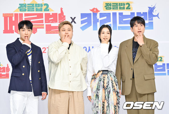 [OSEN=박준형 기자]  27일 목동 SBS 사옥에서 SBS ‘정글밥2 - 페루밥, 카리브밥(이하 '정글밥2')’ 제작발표회가 진행됐다. 오는 27일 첫 방송되는 SBS 새 예능프로그램 '정글밥2 - 페루밥, 카리브밥'은 미지의 정글에서 직접 캐고 잡고 요리하며 펼쳐지는 노동과 미식의 경계를 넘나드는 여행 이야기로 이날 행사에는 류수영, 최현석, 김옥빈, 최다니엘, 윤남노, 이준, 한비인 PD, 류지환 PD가 참석했다. 배우 겸 가수 이준과 윤남모 셰프, 김옥빈, 류수영이 포즈를 취하고 있다.   2025.02.27 / soul1014@osen.co.kr