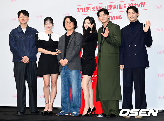 [OSEN=김성락 기자] 27일 오후 서울 구로구 라마다 서울신도림호텔에서 tvN 새 토일드라마 ‘감자연구소’ 제작발표회가 열렸다. tvN 새 토일드라마 ‘감자연구소’는 감자가 인생의 전부인 미경(이선빈) 앞에 차가운 원칙주의자 백호(강태오)가 나타나 뱅글뱅글 회오리 감자처럼 휘몰아치는 힐링 코믹 로맨스를 그린다.배우 신현승, 김가은, 강일수 감독, 이선빈, 강태오, 이학주가 포즈를 취하고 있다. 2025.02.27 / ksl0919@osen.co.kr