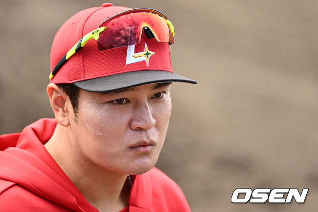 [OSEN=오키나와(일본), 조은정 기자] 27일 일본 오키나와 고친다구장에서 한화 이글스 SSG 랜더스의 연습경기가 열린다.한화는 2월 22일 훈련을 시작으로 8차례 연습경기를 치른 뒤 내달 4일 귀국한다.은퇴 후 SSG 구단주 특별 보좌 및 육성 총괄로 돌아온 추신수가 훈련을 지켜보고 있다. 2025.02.27 /cej@osen.co.kr