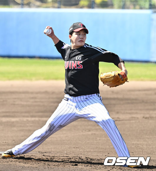 [OSEN=오키나와(일본), 조은정 기자] 1일(한국시간) 일본 오키나와 온나손 아카마 구장에서 삼성 라이온즈와 LG 트윈스의 연습경기가 열렸다.삼성은 오키나와에서 국내와 일본 팀을 상대로 연습 경기를 7번 치른 뒤 3월 5일 귀국, 시범경기를 준비한다.1회말 LG 선발 임찬규가 역투하고 있다. 2025.03.01 /cej@osen.co.kr
