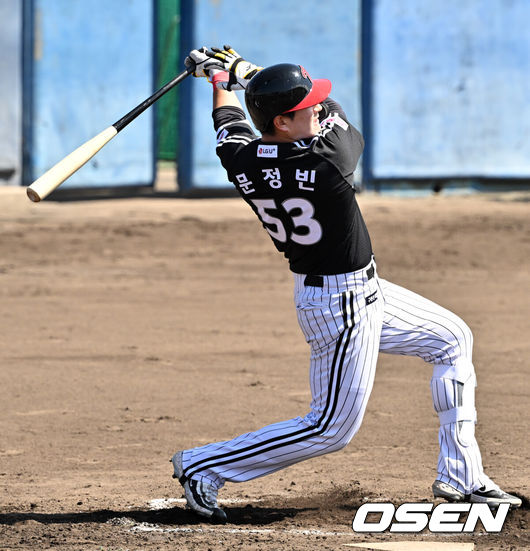 [OSEN=오키나와(일본), 조은정 기자] 1일(한국시간) 일본 오키나와 온나손 아카마 구장에서 삼성 라이온즈와 LG 트윈스의 연습경기가 열렸다.삼성은 오키나와에서 국내와 일본 팀을 상대로 연습 경기를 7번 치른 뒤 3월 5일 귀국, 시범경기를 준비한다.2회초 1사 1루 LG 문정빈이 2루타를 날리고 있다. 2025.03.01 /cej@osen.co.kr