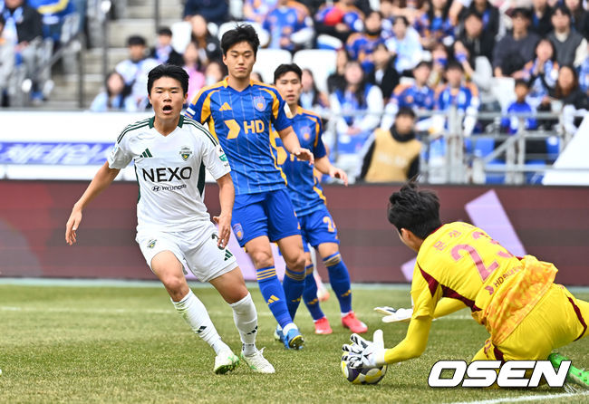 [OSEN=울산, 이석우 기자] 1일 울산 문수축구경기장에서 하나은행 K리그1 2025 울산 HD와 전북 현대의 경기가 열렸다.  세대교체를 시도하는 김판곤 감독의 울산과 공격 축구의 부활을 노리는 포옛 감독의 전북이 첫 ‘현대가 더비’를 갖는다. 전북 현대 최우진이 울산 문전을 누비고 있다. 2025.03.01 / foto0307@osen.co.kr