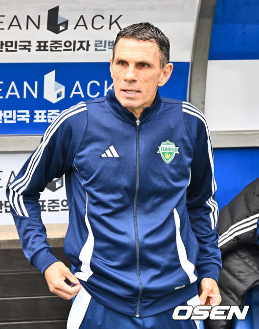 [OSEN=울산, 이석우 기자] 1일 울산 문수축구경기장에서 하나은행 K리그1 2025 울산 HD와 전북 현대의 경기가 열렸다.  세대교체를 시도하는 김판곤 감독의 울산과 공격 축구의 부활을 노리는 포옛 감독의 전북이 첫 ‘현대가 더비’를 갖는다. 전북 현대 거스 포옛 감독이 경기 시작을 기다리고 있다. 2025.03.01 / foto0307@osen.co.kr