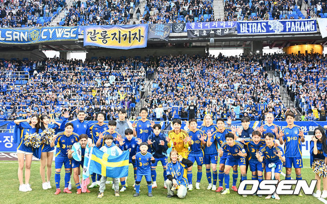 [OSEN=울산, 이석우 기자] 1일 울산 문수축구경기장에서 하나은행 K리그1 2025 울산 HD와 전북 현대의 경기가 열렸다.  세대교체를 시도하는 김판곤 감독의 울산과 공격 축구의 부활을 노리는 포옛 감독의 전북이 첫 ‘현대가 더비’에서 울산이 1-0으로 승리했다. 울산 HD 선수들이 승리의 기념촬영을 하고 있다. 2025.03.01 / foto0307@osen.co.kr