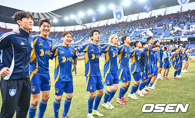 [OSEN=울산, 이석우 기자] 1일 울산 문수축구경기장에서 하나은행 K리그1 2025 울산 HD와 전북 현대의 경기가 열렸다.  세대교체를 시도하는 김판곤 감독의 울산과 공격 축구의 부활을 노리는 포옛 감독의 전북이 첫 ‘현대가 더비’에서 울산이 1-0으로 승리했다. 울산 HD 선수들이 승리의 세리머니를 하고 있다. 2025.03.01 / foto0307@osen.co.kr