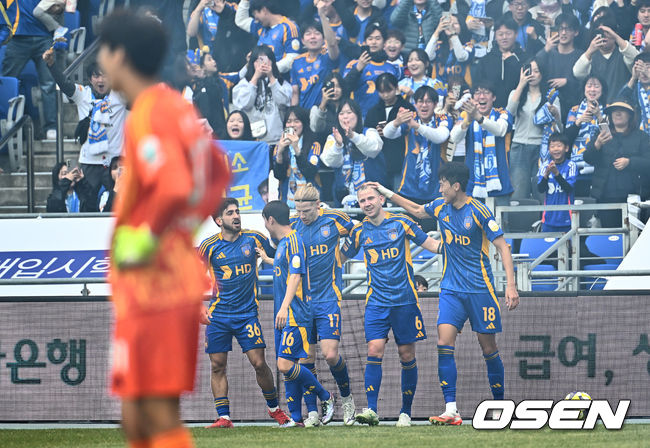 [OSEN=울산, 이석우 기자] 1일 울산 문수축구경기장에서 하나은행 K리그1 2025 울산 HD와 전북 현대의 경기가 열렸다.  세대교체를 시도하는 김판곤 감독의 울산과 공격 축구의 부활을 노리는 포옛 감독의 전북이 첫 ‘현대가 더비’를 갖는다. 울산 HD 보야니치가 후반 선제골을 성공시키고 동료들과 기쁨을 나누고 있다. 2025.03.01 / foto0307@osen.co.kr