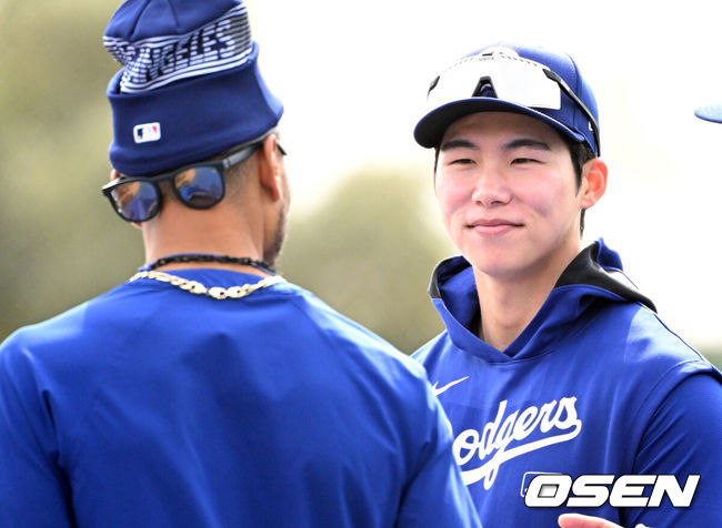 [OSEN=애리조나(미국), 이대선 기자] 17일(한국시간) 미국 애리조나주 글렌데일 캐멀백 랜치에서 2025 메이저리그 LA 다저스의 스프링캠프가 진행됐다.김혜성은 다저스와 최대 3+2년 2200만 달러(약 320억원) 계약에 합의하며 메이저리그 진출에 성공했다.LA 다저스 김혜성이 타격 훈련 중 무키 베츠와 이야기를 나누고 있다. 2025.02.17 / sunday@osen.co.kr