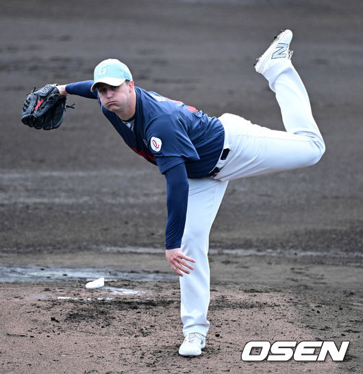 [OSEN=미야자키(일본), 지형준 기자] 프로야구 롯데 자이언츠가 2차 스프링캠프 첫 평가전에서 역전패 쓴맛을 봤다. 김태형 감독이 이끄는 롯데 자이언츠는 23일 일본 미야자키현 이치난시 난고스타디움에서 열린 일본프로야구 세이부 라이온스와 2차 스프링캠프 첫 연습경기에서 5-6 역전패를 당했다. 세이부 라이온스는 전날 같은 장소에서 펼쳐진 두산 베어스에게 4-5로 패했다. 1회 롯데 터커 데이비슨이 역투하고 있다. 2025.02.23 /jpnews@osen.co.kr