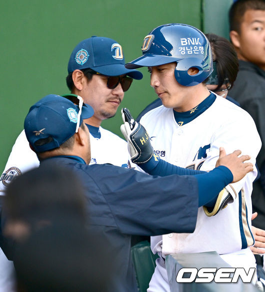 [OSEN=타이난(대만), 최규한 기자] 프로야구 NC 다이노스가 26일(한국시간) 대만 타이난 아시아-태평양 국제야구센터에 대만 프로야구팀 퉁이 라이온스와 연습경기를 가졌다.NC CAMP 2 타이난은 총 41명의 선수가 참여한다. 내달 4일까지 대만프로야구(CPBL) 팀들과 8경기 평가전을 통해 실전 감각을 끌어올릴 예정이다.8회말 2사 1루 상화 NC 한재환이 추격의 좌월 솔로포를 날리고 홈을 밟은 뒤 이호준 감독과 인사를 나누고 있다. 2025.02.26 / dreamer@osen.co.kr
