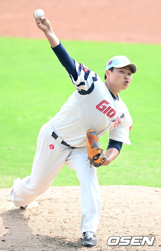 [OSEN=타이난(대만), 최규한 기자] 프로야구 롯데 자이언츠가 18일(한국시간) 대만 타이난 아시아-태평양 국제야구센터에서 진행된 2025 시즌 스프링캠프에서 구슬땀을 흘렸다. 이날 롯데는 대만 프로야구팀 중신 브라더스와 연습경기를 가졌다.롯데 선발 박진이 힘차게 공을 뿌리고 있다. 2025.02.18 / 
