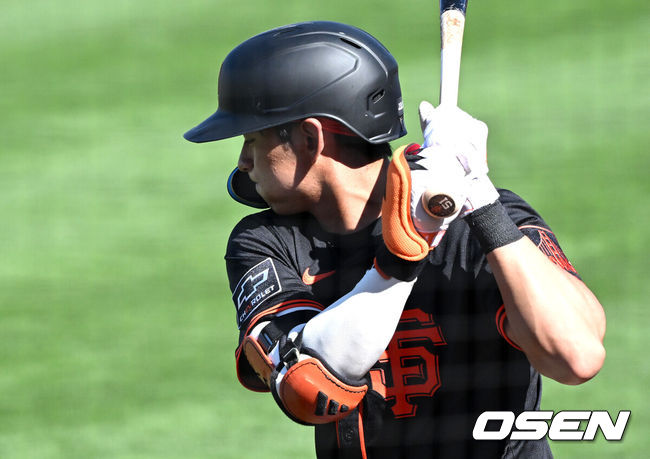 [OSEN=애리조나(미국), 이대선 기자] 27일(한국시간) 미국 애리조나주 스코츠데일 스타디움에서 2025 메이저리그 시범경기 샌프란시스코 자이언츠와 시카고 컵스의 경기가 열렸다. 3회말 무사에서 샌프란시스코 자이언츠 이정후가 대기타석에서 스윙을 하고 있다. 2025.02.27 / sunday@osen.co.kr