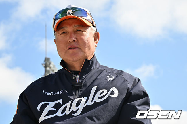 [OSEN=오키나와(일본), 조은정 기자] 27일 일본 오키나와 고친다구장에서 한화 이글스 SSG 랜더스의 연습경기가 열린다.한화는 2월 22일 훈련을 시작으로 8차례 연습경기를 치른 뒤 내달 4일 귀국한다.한화 김경문 감독이 취재진과 인터뷰를 하고 있다. 2025.02.27 /cej@osen.co.kr