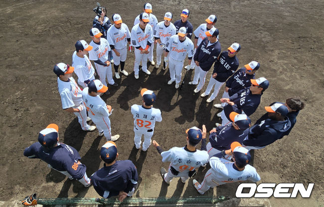 [OSEN=오키나와(일본), 조은정 기자] 한화 선수들이 경기 전 미팅을 하고 있다. 2025.02.26 /cej@osen.co.kr
