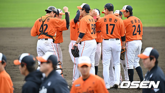 [OSEN=오키나와(일본), 조은정 기자] 한신 2군에 승리한 한화 선수들이 기쁨을 나누고 있다. 2025.02.21 /cej@osen.co.kr