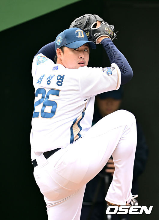 [OSEN=타이난(대만), 최규한 기자] 프로야구 NC 다이노스가 26일(한국시간) 대만 타이난 아시아-태평양 국제야구센터에 대만 프로야구팀 퉁이 라이온스와 연습경기를 가진다.NC CAMP 2 타이난은 총 41명의 선수가 참여한다. 내달 4일까지 대만프로야구(CPBL) 팀들과 8경기 평가전을 통해 실전 감각을 끌어올릴 예정이다.NC 투수 최성영이 불펜 피칭을 펼치고 있다. 2025.02.26 / dreamer@osen.co.kr
