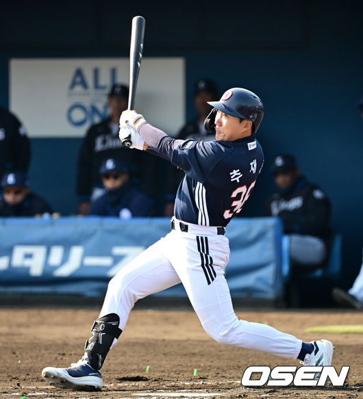 [OSEN=미야자키(일본), 지형준 기자] 22일 일본 미야자키 니치난시 난고 스타디움에서 두산 베어스가 일본프로야구 세이부 라이온스와 두 번째 연습경기를 가졌다.이날 두산이 5-4로 승리하며 연습경기 첫 승을 거뒀다.5회초 2사 만루에서 두산 추재현이 싹쓸이 3타점 적시 3루타를 날리고 있다 2025.02.22 /jpnews@osen.co.kr
